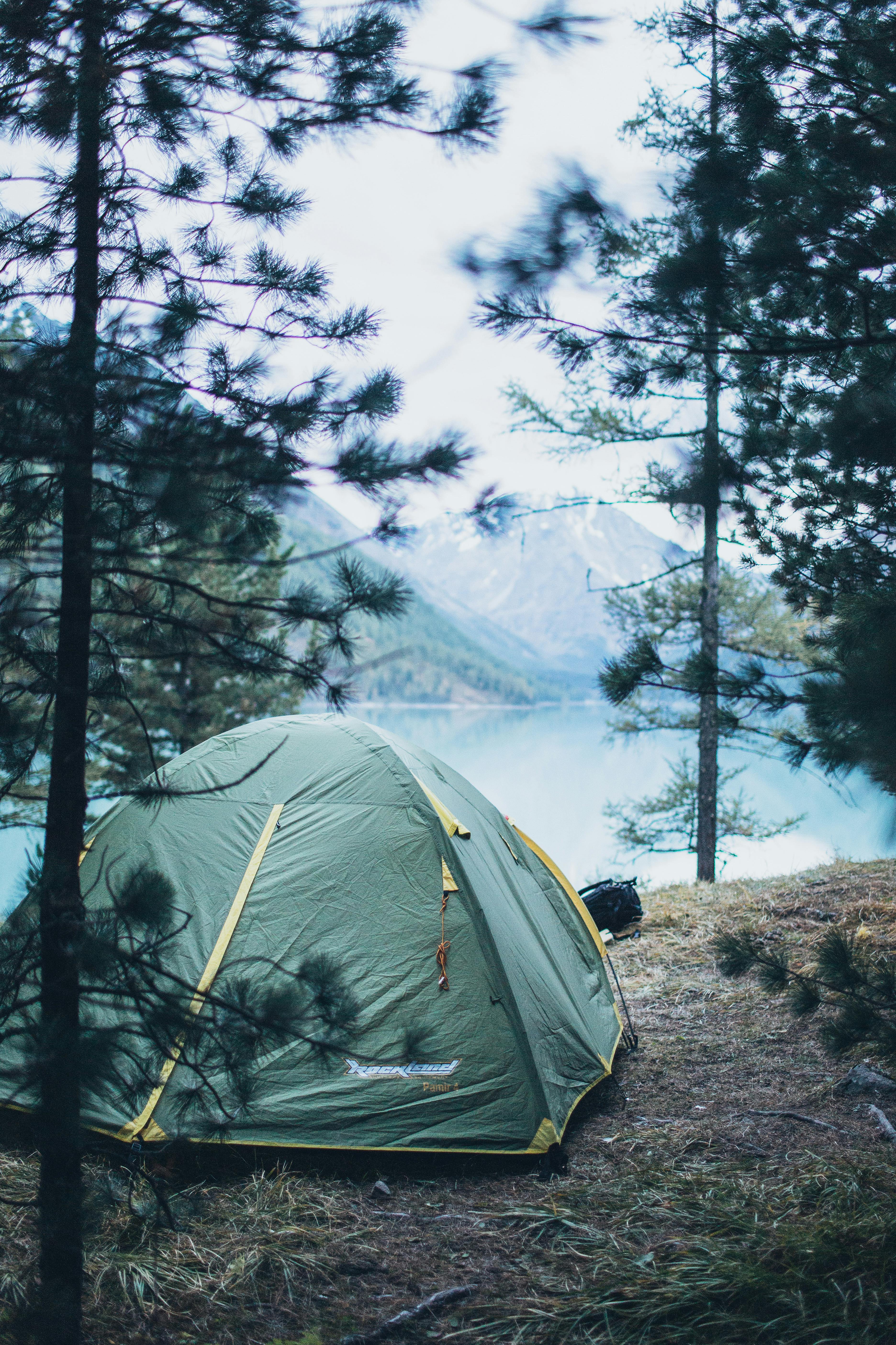 Escena de camping junto al agua en plena naturaleza